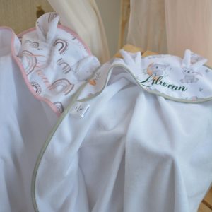 cape-sortie-de-bain-personnalisee-bebe-enfant-piscine-plage-naissance-arc-en-ciel-rainbow