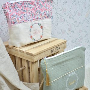 trousse-de-toilette-personnalisee-cadeau-pochette-bebe-enfant-adulte-naissance-voyage-fait-main-broderie-artisanat
