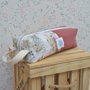 trousse-de-toilette-maquillage-soins-bebe-enfant-femme-voyage-sac-a-langer-maternite-creation-personnalisable-fait-main-francais
