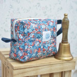 trousse-de-toilette-maquillage-soins-bebe-enfant-femme-voyage-sac-a-langer-maternite-creation-personnalisable-fait-main-francais