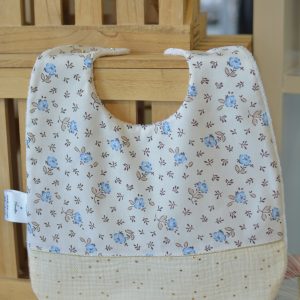 Bavoir personnalisable Fleurs bleues et gaze écru pois or