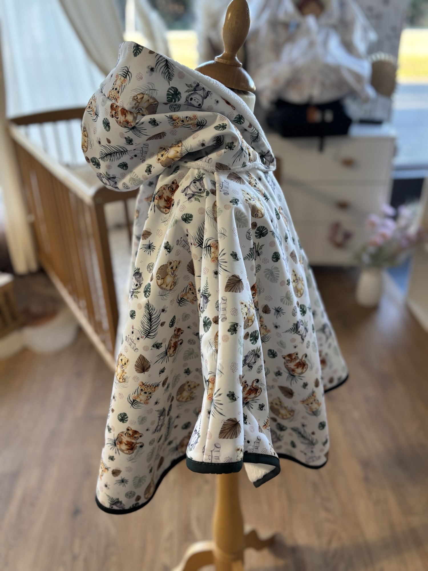 Poncho IMPERMEABLE Ultra évolutif 0-8 ans 4-en-1 L'éveil de la jungle 1 doudou – Image 3