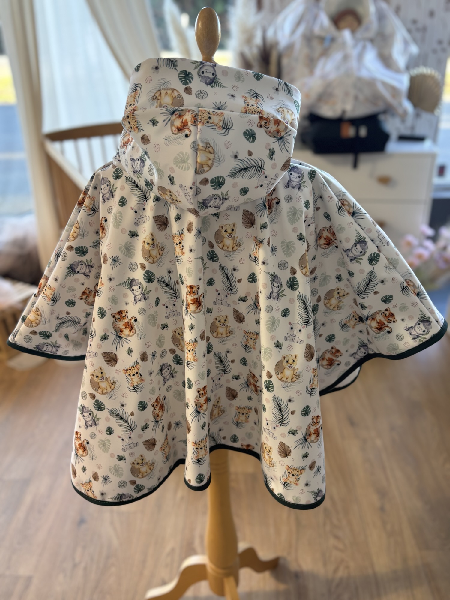 Poncho IMPERMEABLE Ultra évolutif 0-8 ans 4-en-1 L'éveil de la jungle 1 doudou – Image 2