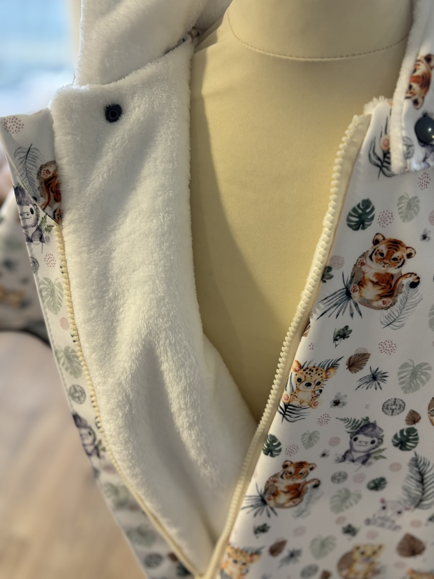 Poncho IMPERMEABLE Ultra évolutif 0-8 ans 4-en-1 L'éveil de la jungle 1 doudou – Image 4