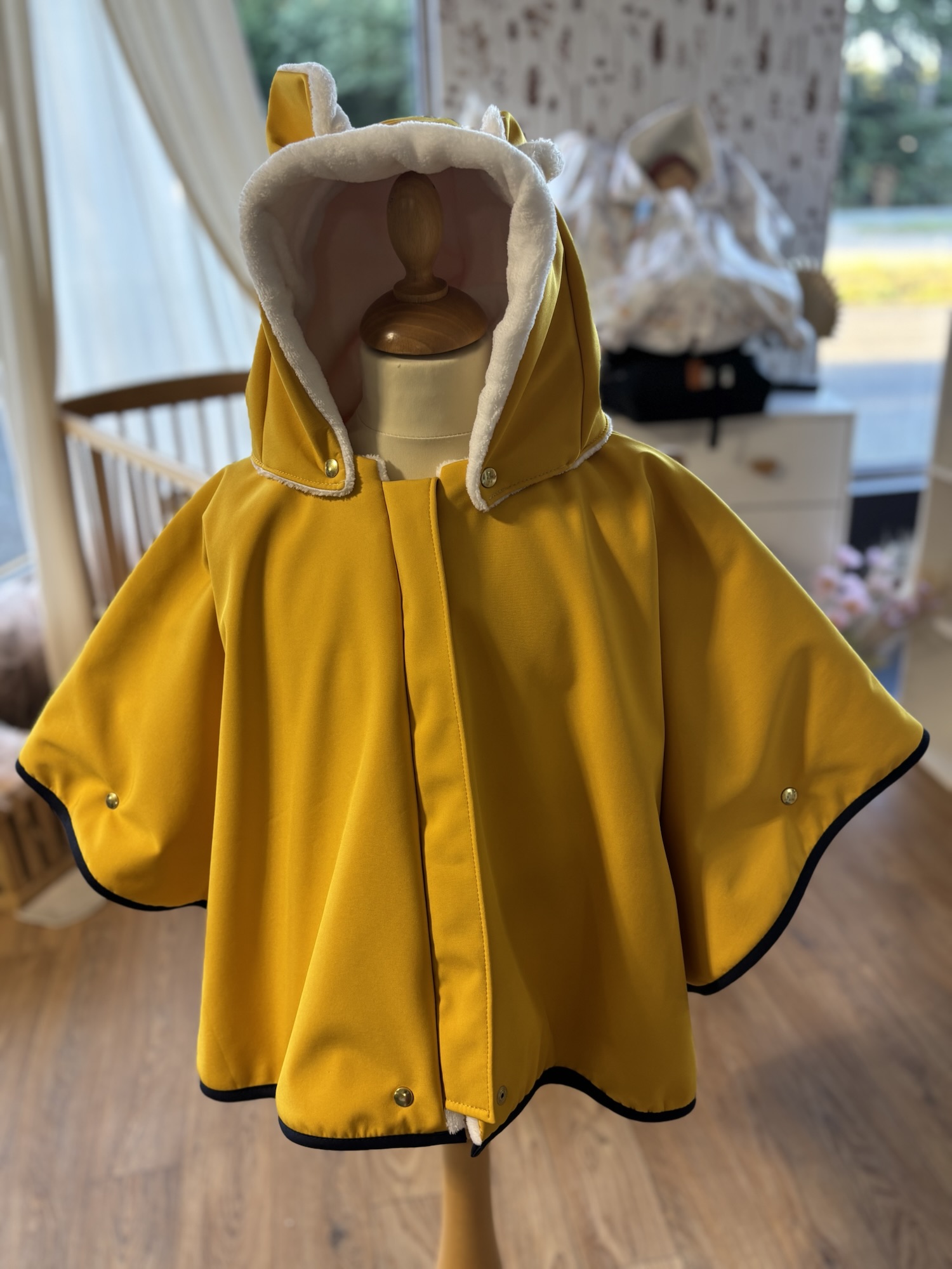 Poncho IMPERMEABLE Ultra évolutif 0-8 ans 4-en-1 Moutarde doudou renard – Image 2