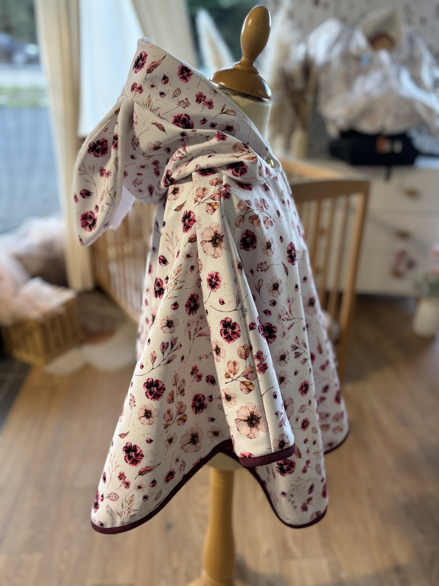 Poncho IMPERMEABLE Ultra évolutif 0-8 ans 4-en-1 Pensées doudou oreilles lapin – Image 3